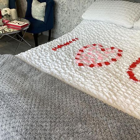 Appartamento Adorable Private Couples Retreat With Hot Tub Llanfechell Esterno foto