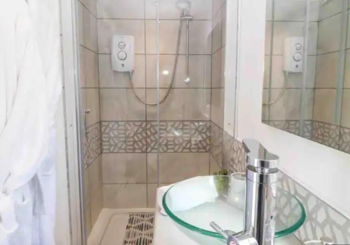 Appartamento Adorable Private Couples Retreat With Hot Tub Llanfechell Esterno foto