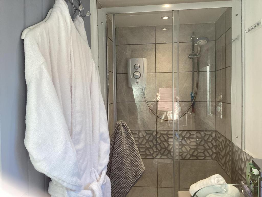 Appartamento Adorable Private Couples Retreat With Hot Tub Llanfechell Esterno foto