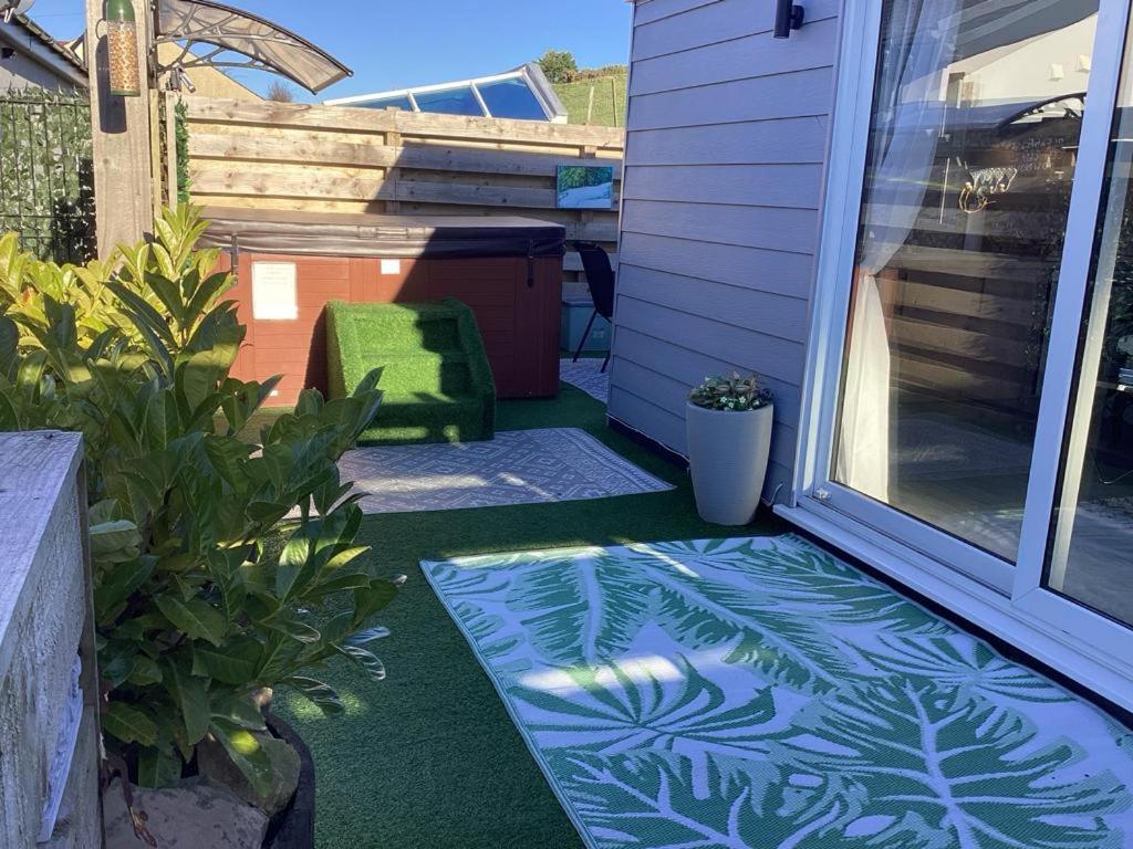 Appartamento Adorable Private Couples Retreat With Hot Tub Llanfechell Esterno foto