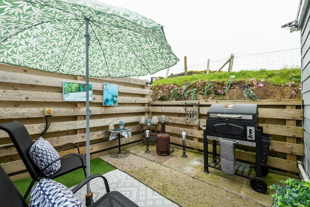 Appartamento Adorable Private Couples Retreat With Hot Tub Llanfechell Esterno foto