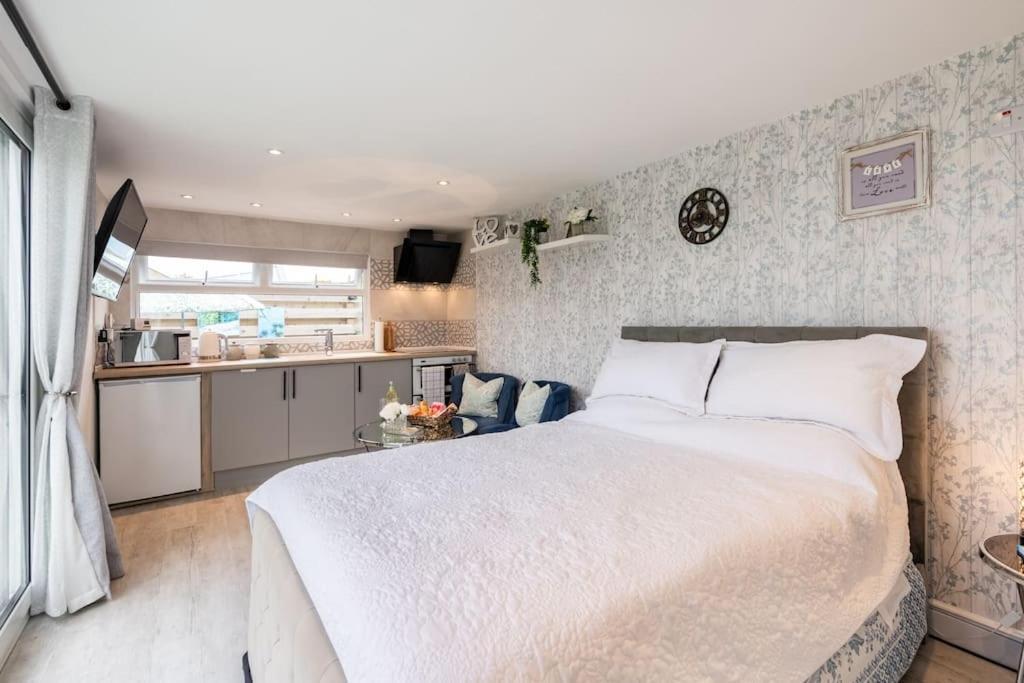 Appartamento Adorable Private Couples Retreat With Hot Tub Llanfechell Esterno foto