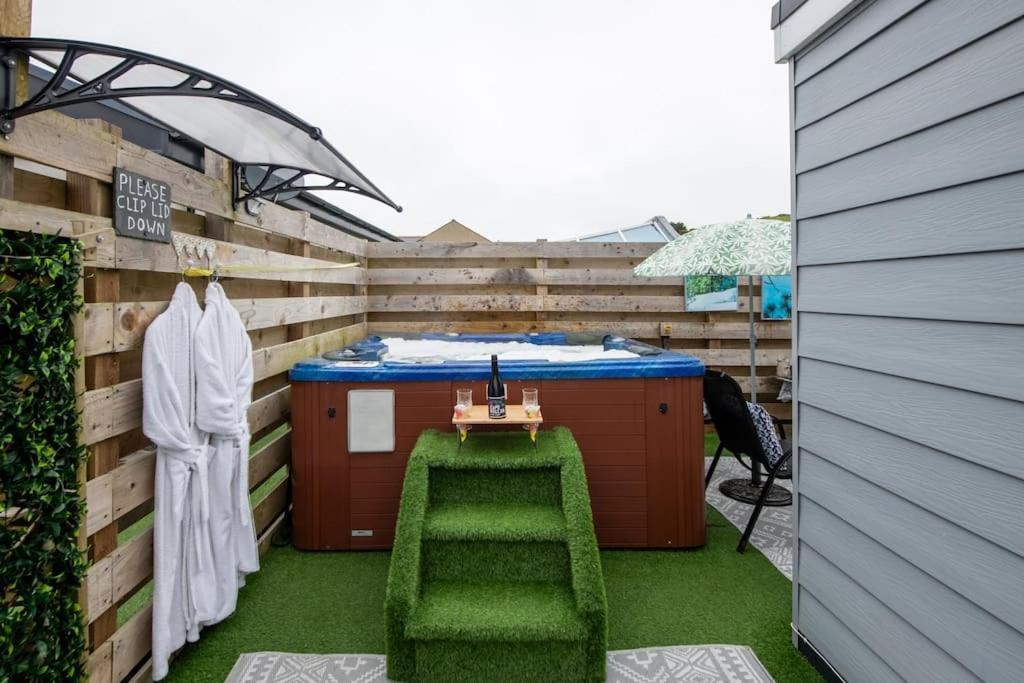 Appartamento Adorable Private Couples Retreat With Hot Tub Llanfechell Esterno foto