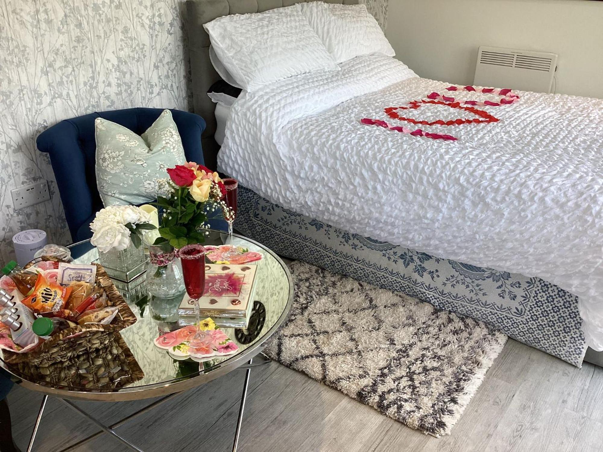 Appartamento Adorable Private Couples Retreat With Hot Tub Llanfechell Esterno foto