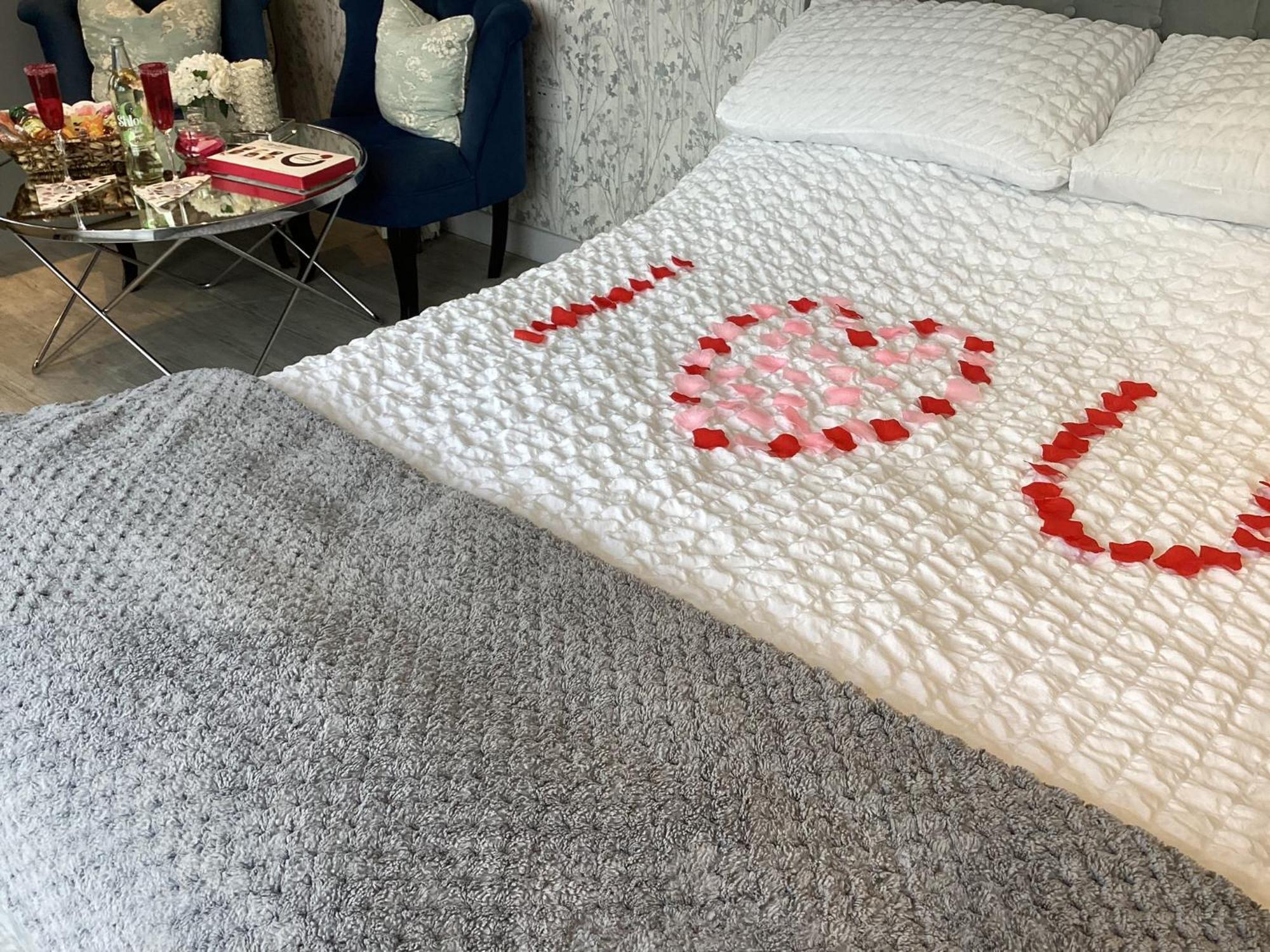 Appartamento Adorable Private Couples Retreat With Hot Tub Llanfechell Esterno foto